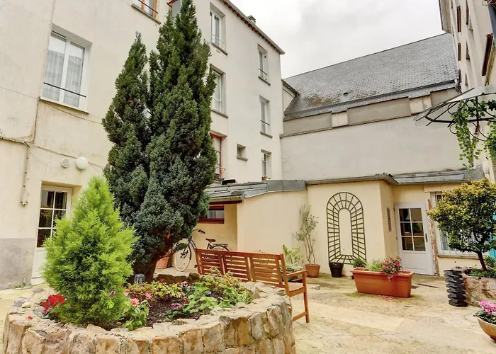 Апартаменты Le Courcillon Calme, Cour Privee & Proche Chateau